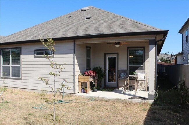 Building Photo - 321 Parrot Tulip View