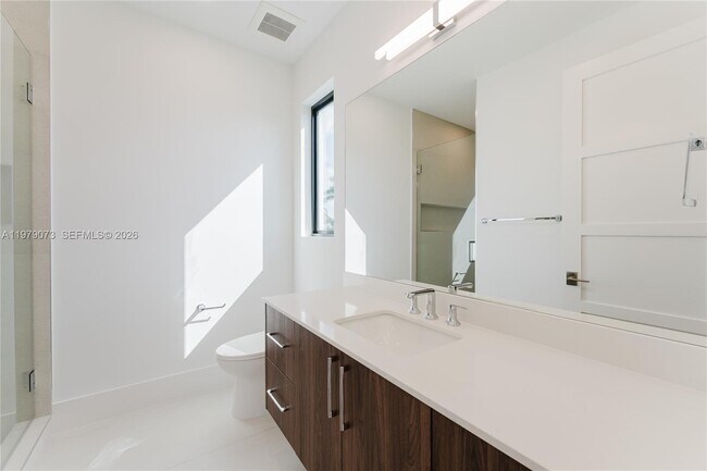 Building Photo - 464 NE 6th St