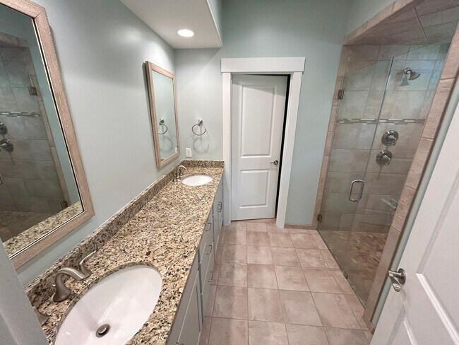 Building Photo - Beautifully appointed furnished 4 bedroom ...