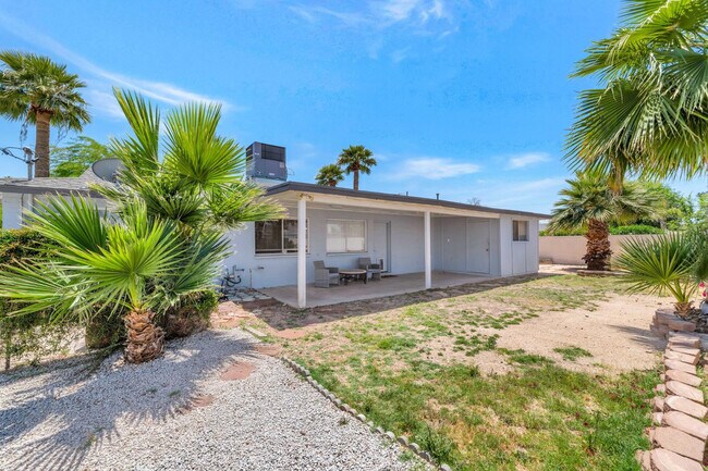 Building Photo - 3904 E Sahuaro Dr