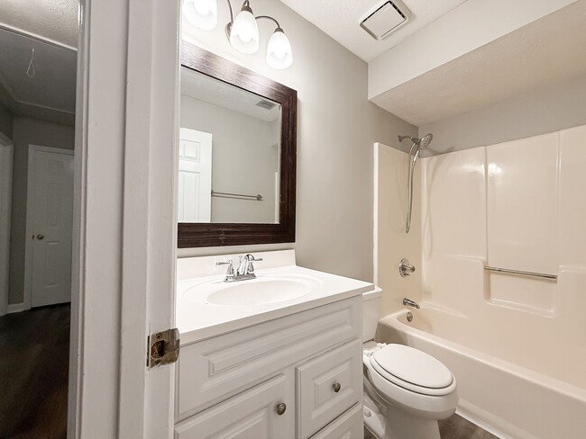 Building Photo - 5001 Sequoia Dr