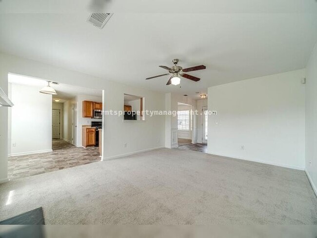 Building Photo - Spacious 4 bedroom 2.5 bath