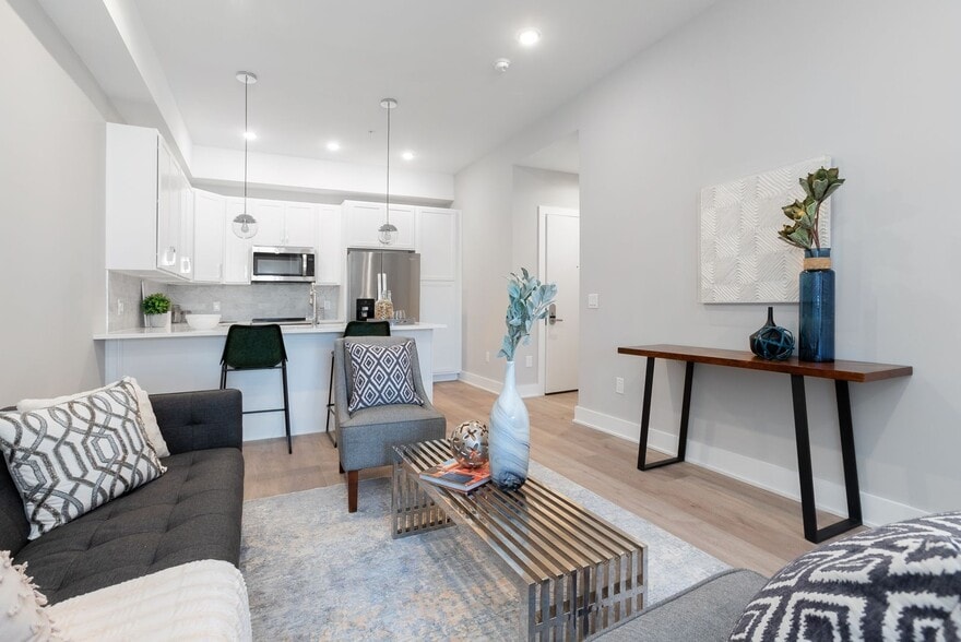 Interior Photo - Washington Court (52 W)