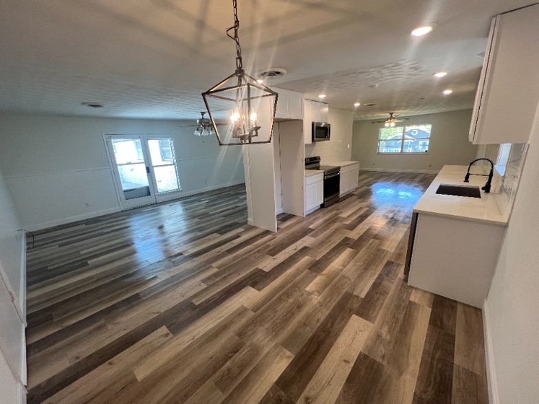 Building Photo - 1501 W Chestnut St