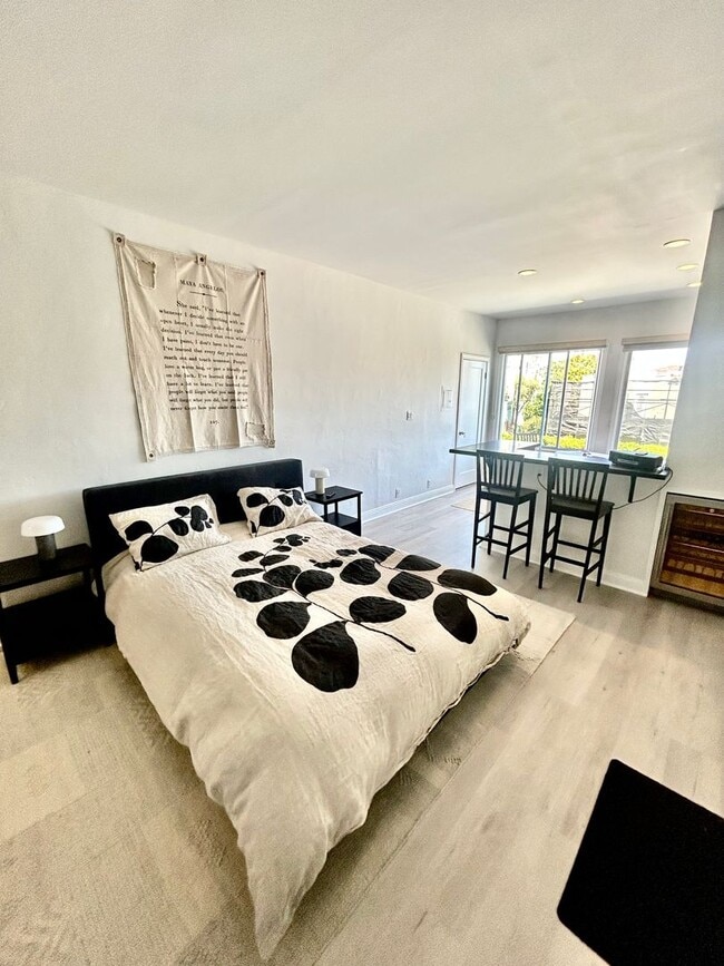 Building Photo - Charming Furnished Marina Studio