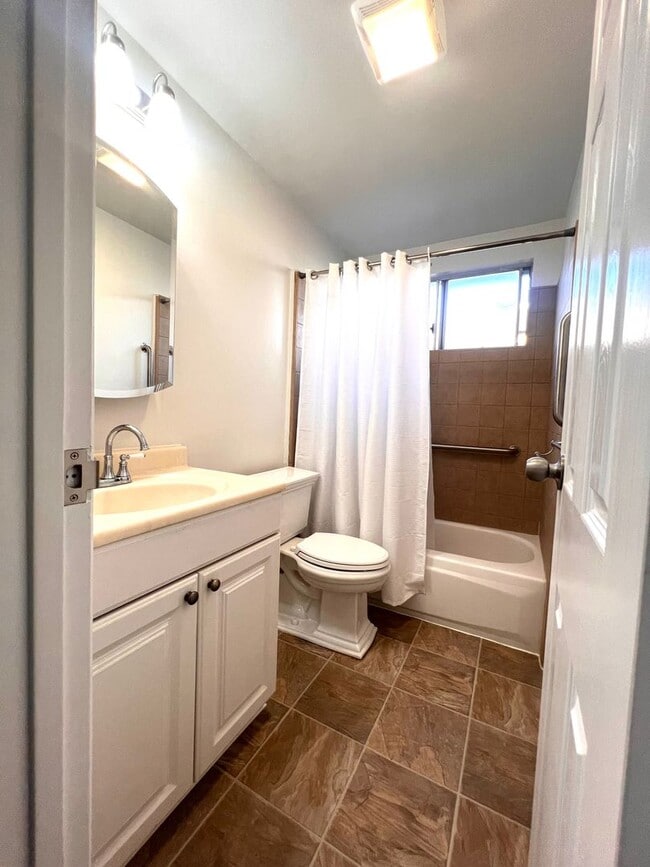 Building Photo - Private Back House with single garage & yard