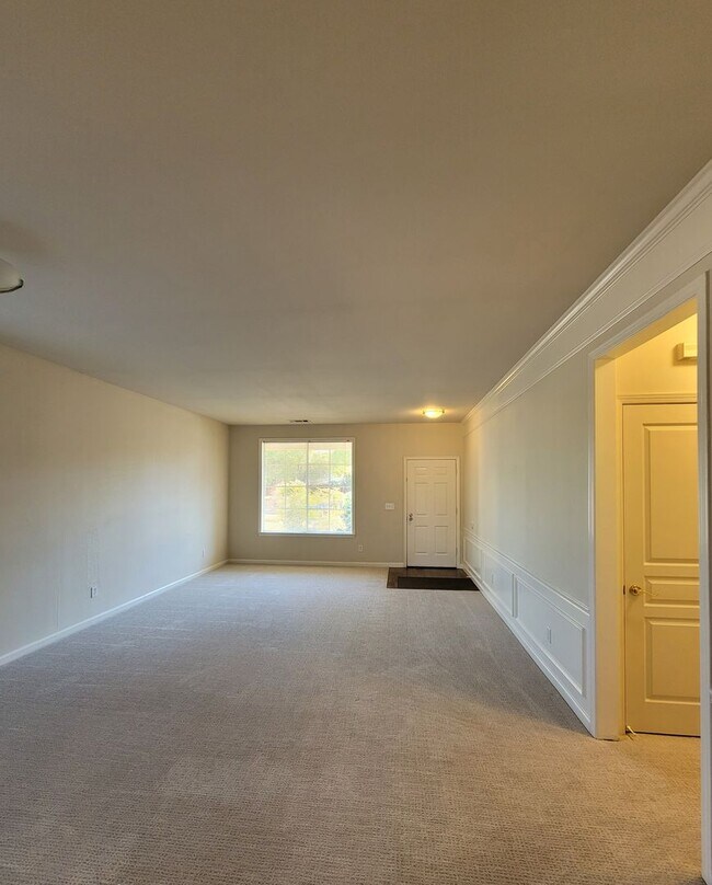 Building Photo - 1095 Crescent Dr