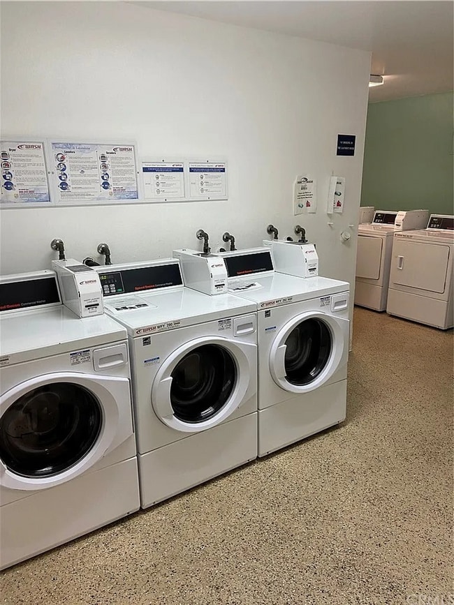 Building Photo - Move-In Ready! Studio Condo! Prime Long Beach Location! 90804