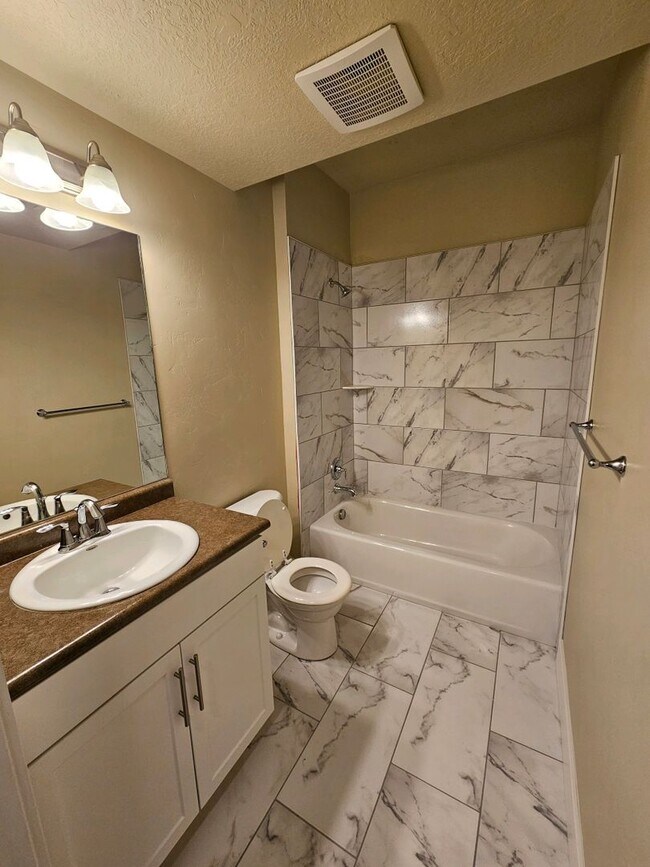 Building Photo - GORGEOUS Downtown Unit!!!