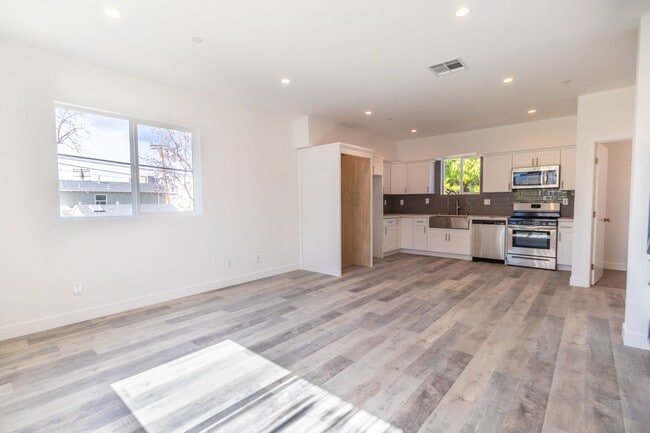 Building Photo - 5142 Riverton Ave