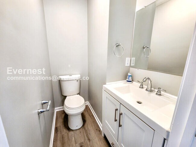 Building Photo - 332 Cherry St