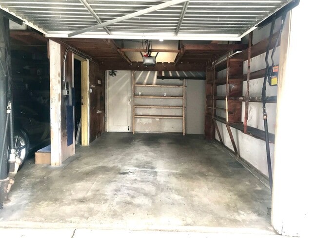 Building Photo - Gorgeous Remodeled Downstairs Apartment w/Patio+Prvt Laundry+Garage+Views of Canals