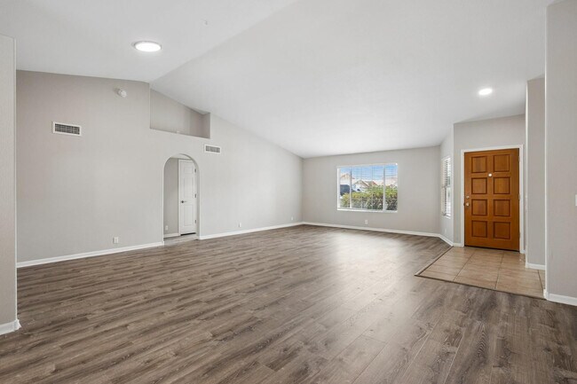 Building Photo - 8734 W Bloomfield Rd