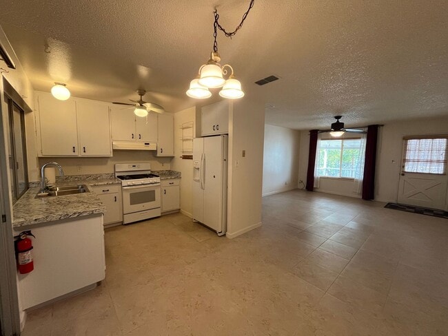 Building Photo - Spacious 3 bed 1 bath plus bonus room! Pet friendly with nice size back yard