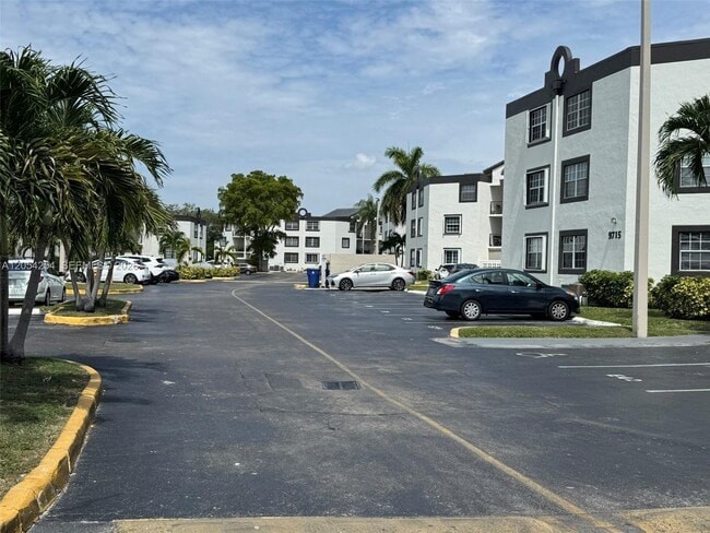 Building Photo - 9711 Fontainebleau Blvd