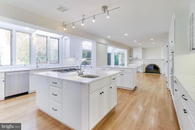 Building Photo - 4001 N Ridgeview Rd