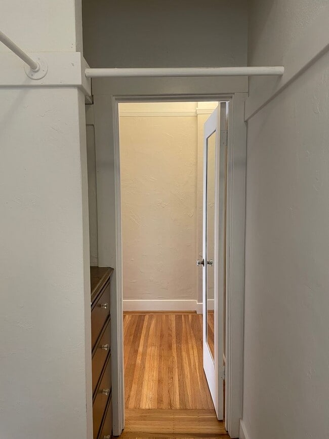 Building Photo - North side, quiet and spacious one bedroom is walking distance to the north side of the UC Berkel...