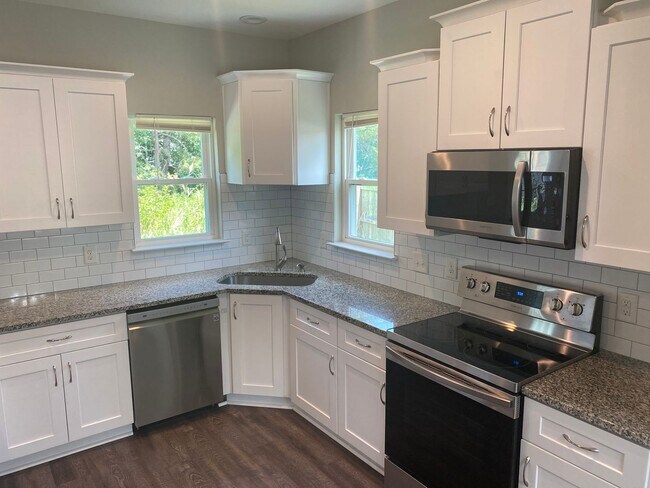Building Photo - Beautiful 3 bedroom 2.5 bathroom home in C...