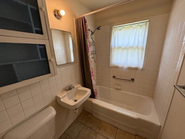 Building Photo - 2 bed, one bath in Norman with carport!