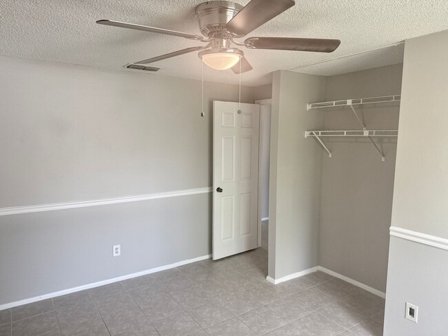 Building Photo - 3/2 in Port Richey!
