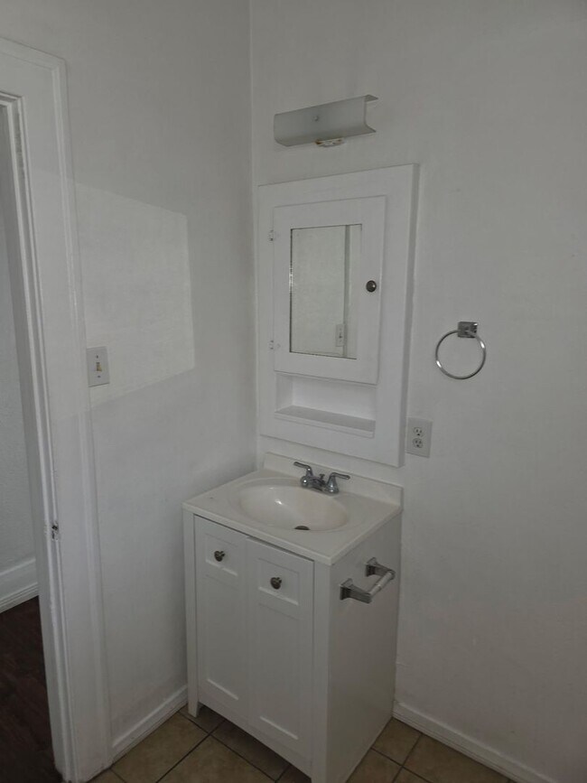 Building Photo - Fourth Street