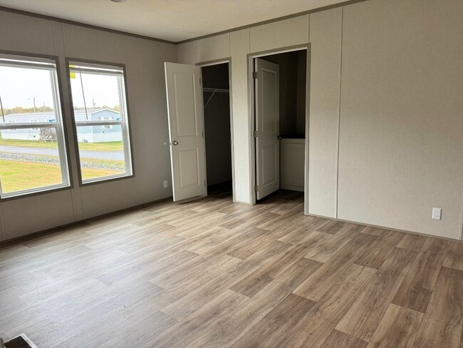 Building Photo - 563 Travis Wy