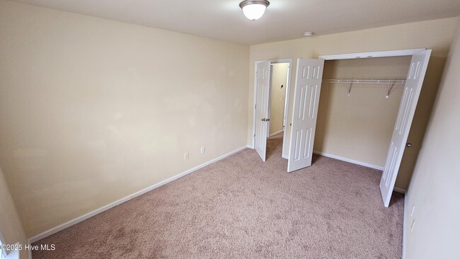 Building Photo - 714 Savannah Dr
