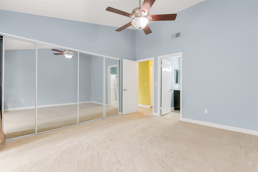 Building Photo - 2831 Hillsboro Court