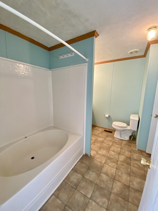 Building Photo - 2075 Walnut Cove Rd