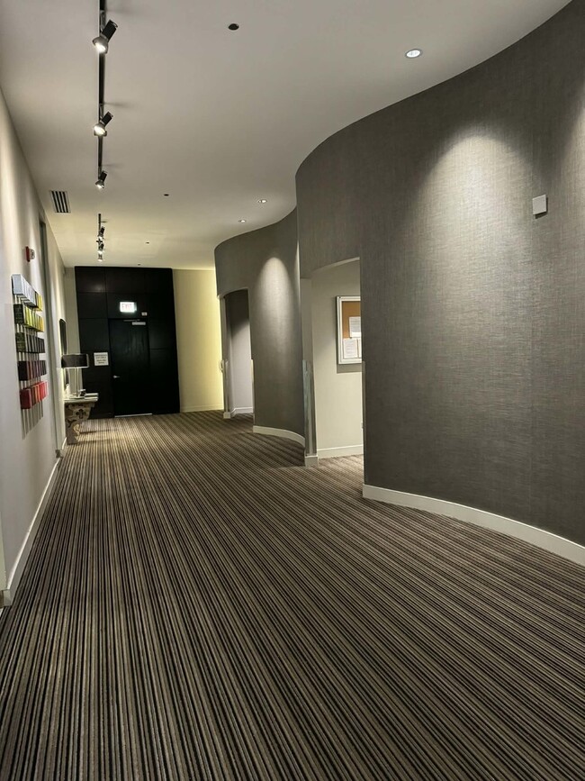 Building Photo - 900 N Kingsbury St