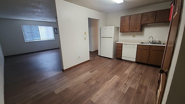 Building Photo - 418 S Van Buren St