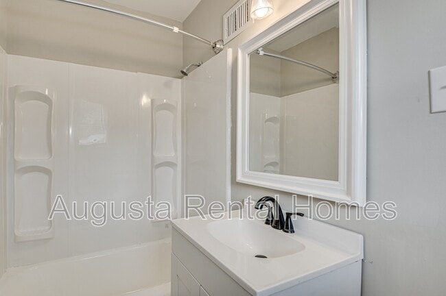 Building Photo - 323 Pineview Dr