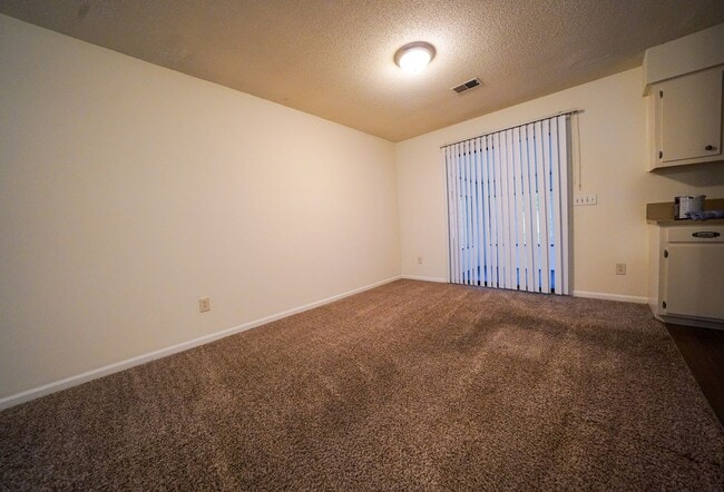 Building Photo - E. Charlotte - 3br 2ba Ranch w/Sunroom