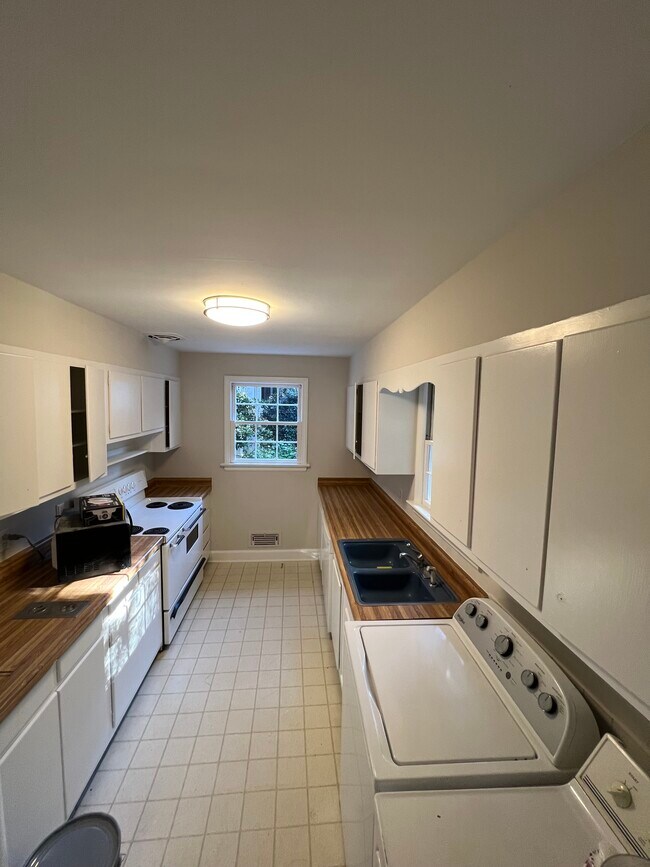 Building Photo - 913 Brookwood Dr