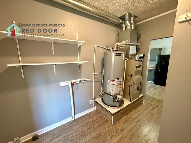 Building Photo - Spacious 3 Bed, 1 Bath Home – Pet Friendly...