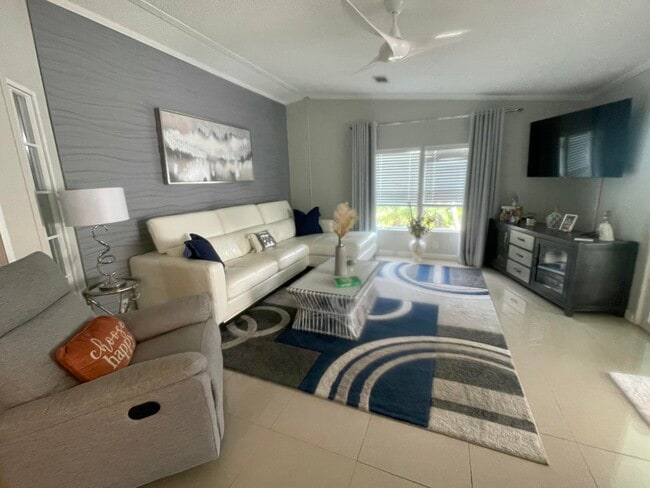 Building Photo - 817 Sunglow St