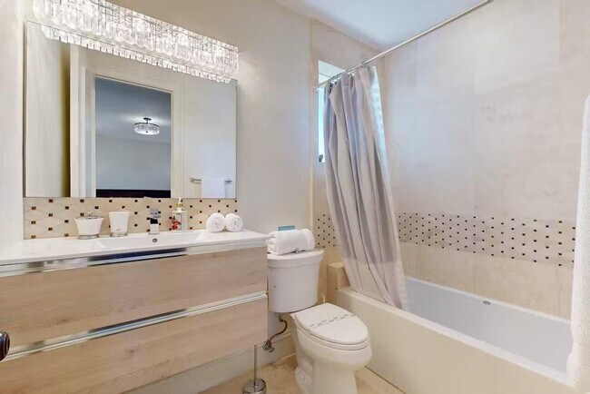 Building Photo - 3030 NE 45th St