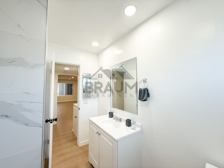 Building Photo - 6041 Whitsett Ave