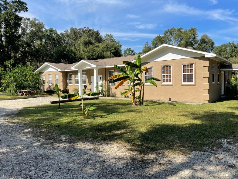 Front - 11921 Woodland Ave