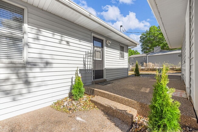 Building Photo - 115 E Sycamore Rd