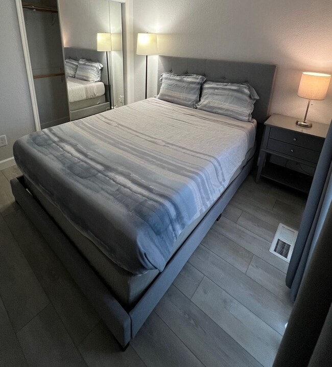 Building Photo - 2 Bedroom 2 Bath Updated Condo Marina - Av...