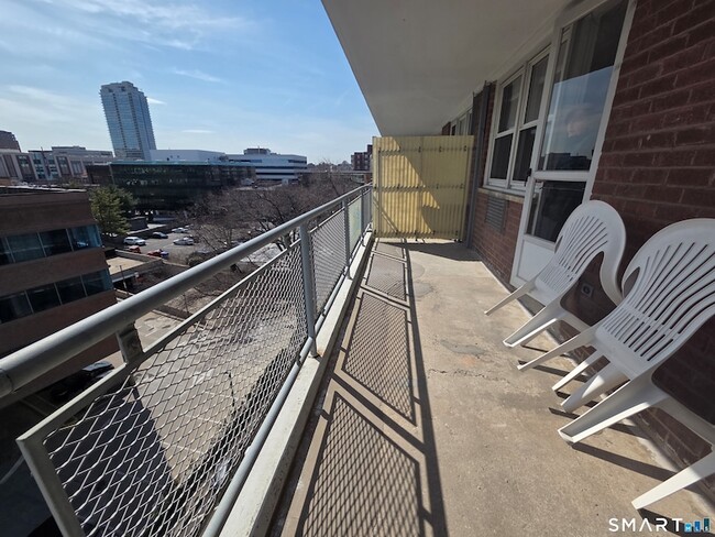 Building Photo - 444 Bedford St