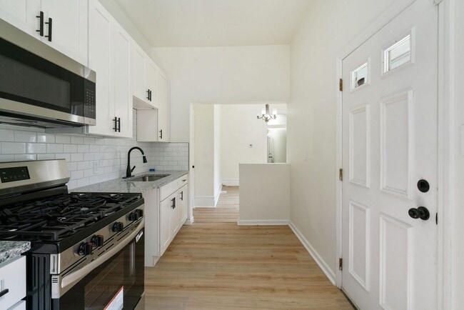 Building Photo - 3 bed 2 bath - fresh updates, central air,...