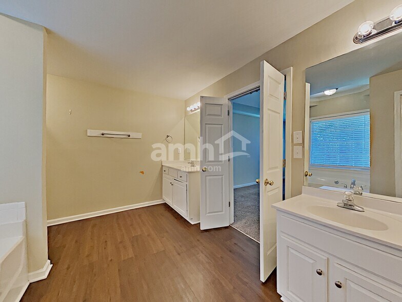 Building Photo - 590 Oxford Crest Ct NW