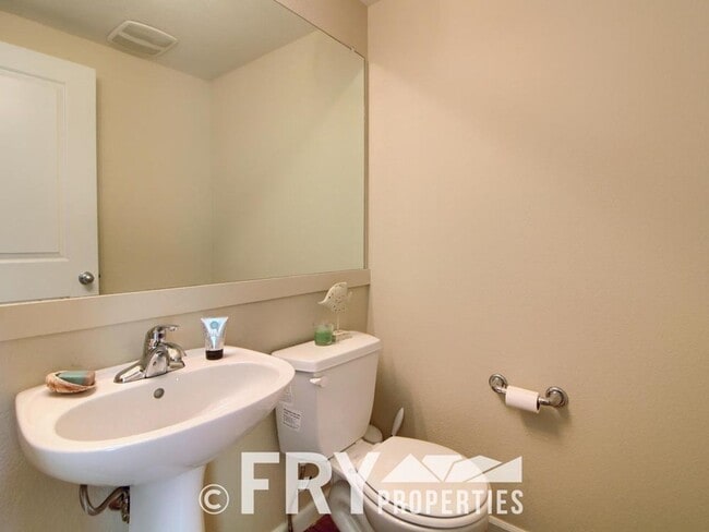 Building Photo - Multi-Level Townhome in the Heart of Belmar