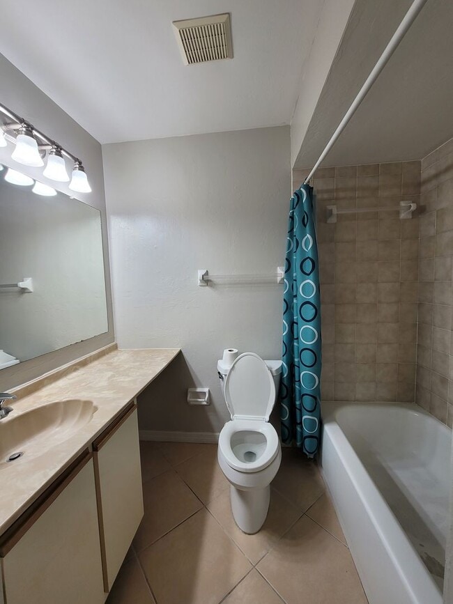 Building Photo - 4513 SW 8th Ct