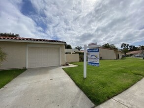 Building Photo - 2+bd/1ba Single Story Duplex Minutes Drive...