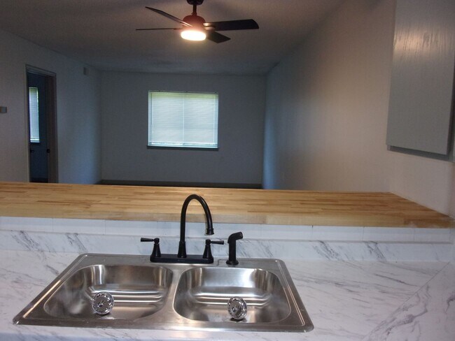 Building Photo - Fully Renovated Ground Floor Condo near Cherry Park