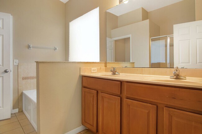 Building Photo - Move-In Ready Home with Open Layout and Op...