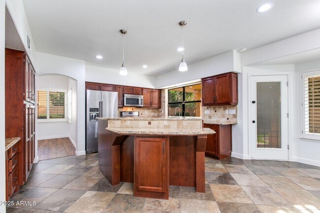 Building Photo - 5513 E Grovers Ave